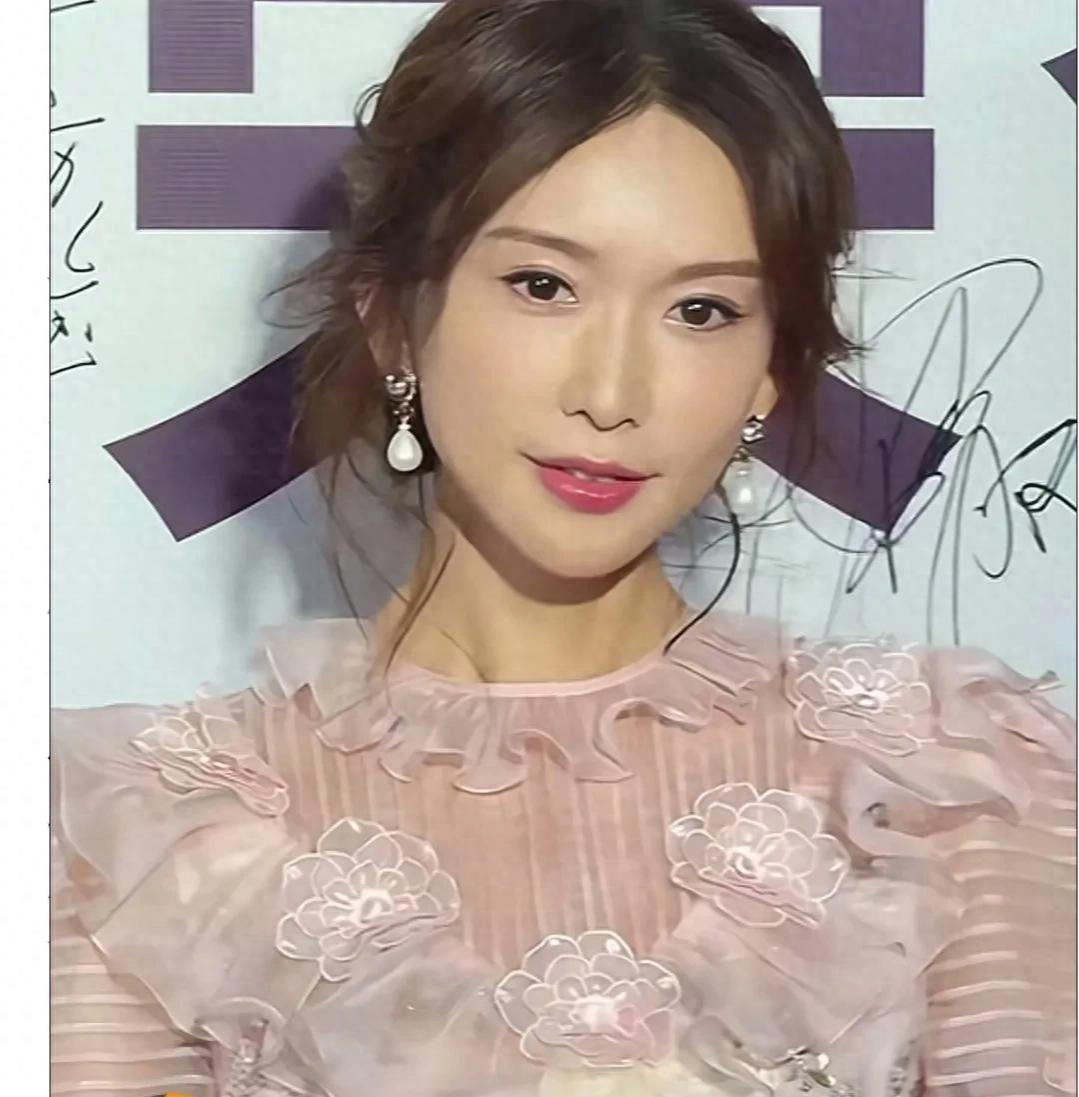 林志玲出席活动畏手畏脚的样子真让人心疼，日子真的和谁过不一样