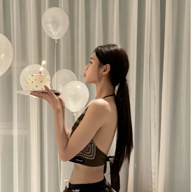 沈梦辰庆祝35岁放开自我,穿露肚脐装秀身材,人美身材好腰是真的细!