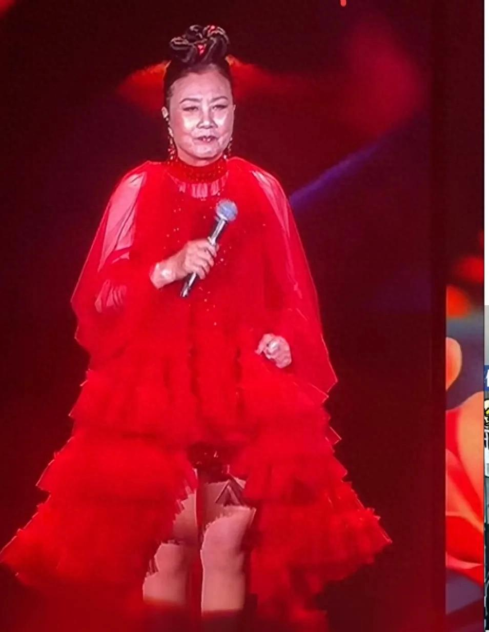 78岁汪明荃演唱会造型一言难尽，网友吐槽：又老又土！