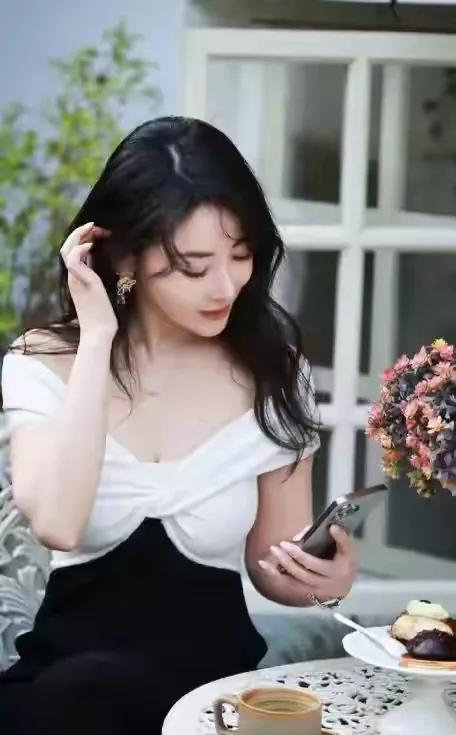 陈紫函结婚多年不生娃，50多岁还貌美如花，这模样我见犹怜