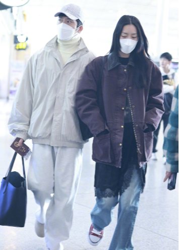 井柏然刘雯十指紧扣逛街，三年恋情打破分手传闻！