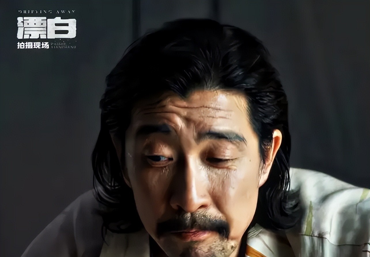 一身油腻，满脸冻肉，却非要演美艳卖酒女，网友：真不害臊吗？