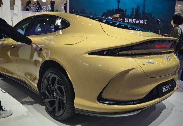 车展上的极氪007，能不能抗住新车轮番轰炸？
