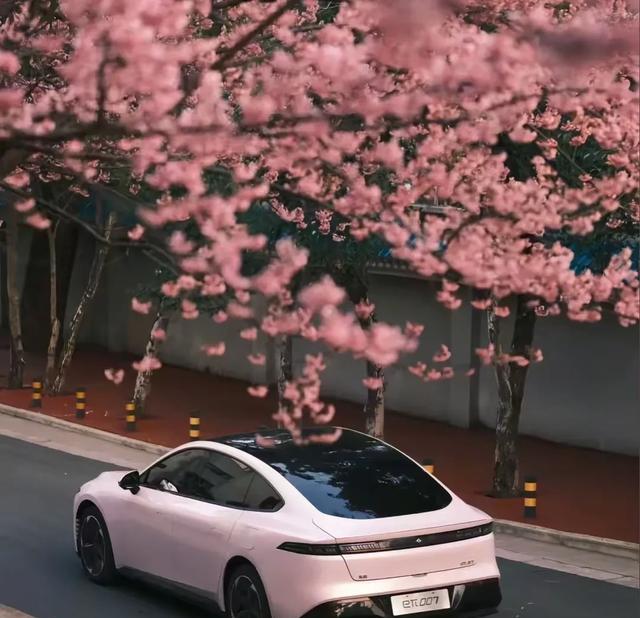 东风2025款eπ007智能座驾,AI科技加持,与年轻用户共创驾趣新体验