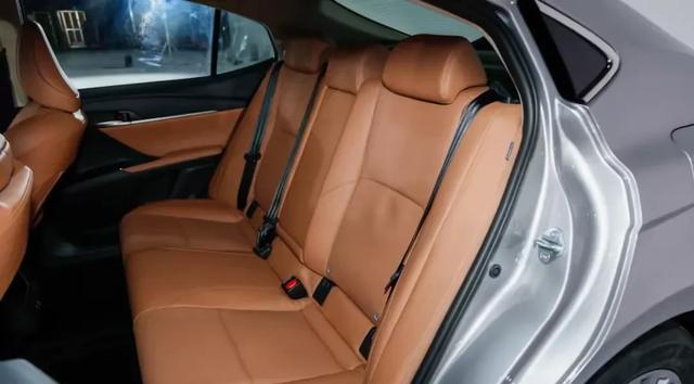 凯美瑞混动跌至12万，油耗4L加92汽油，家用真香吗？