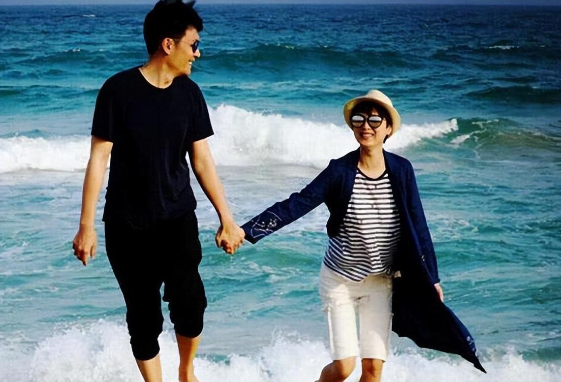 他：娱乐圈的一股清流，与妻子姐弟恋20年，一家三口温馨和睦
