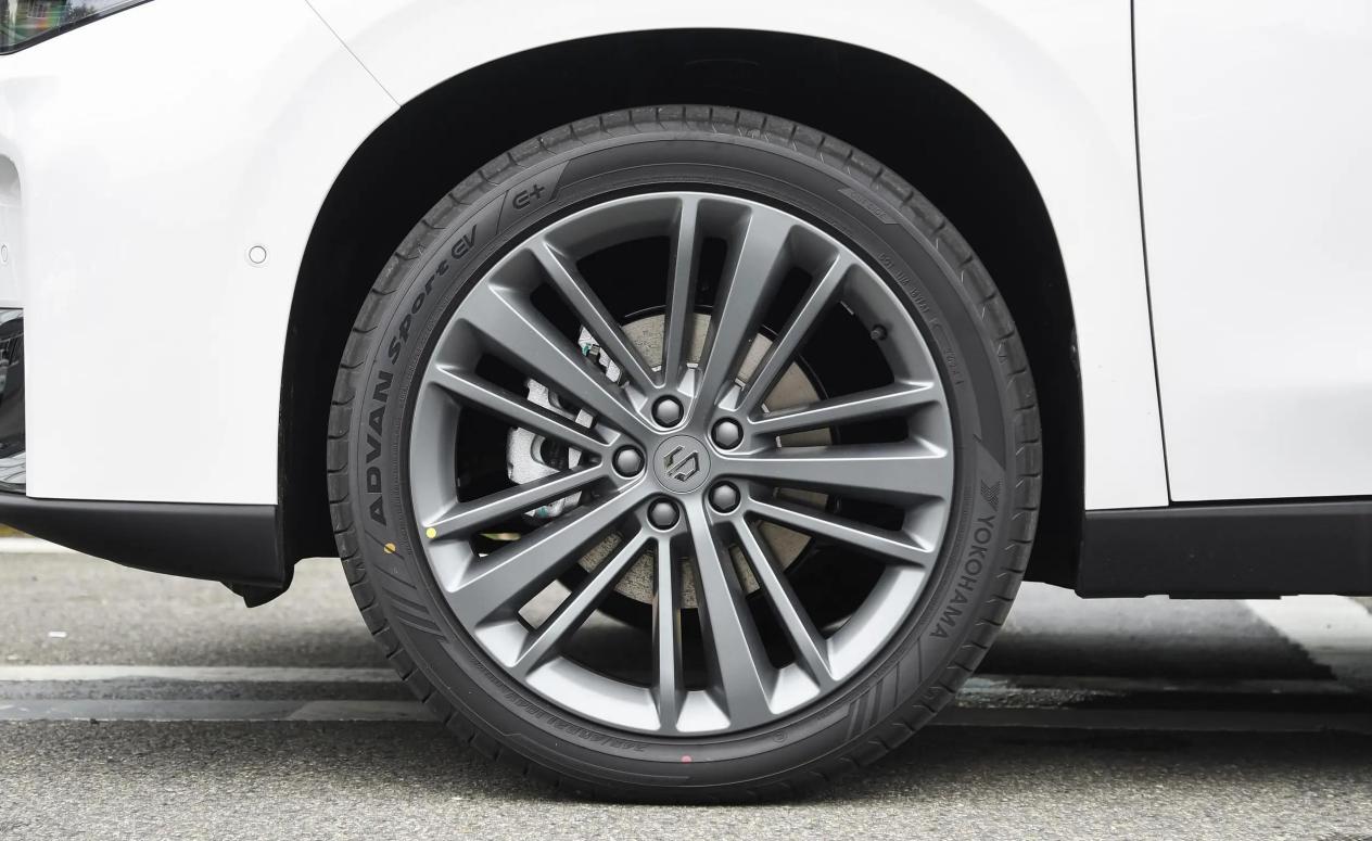 6座中大型SUV，配增程动力，综合续航1095km，零跑C16值得入手吗？
