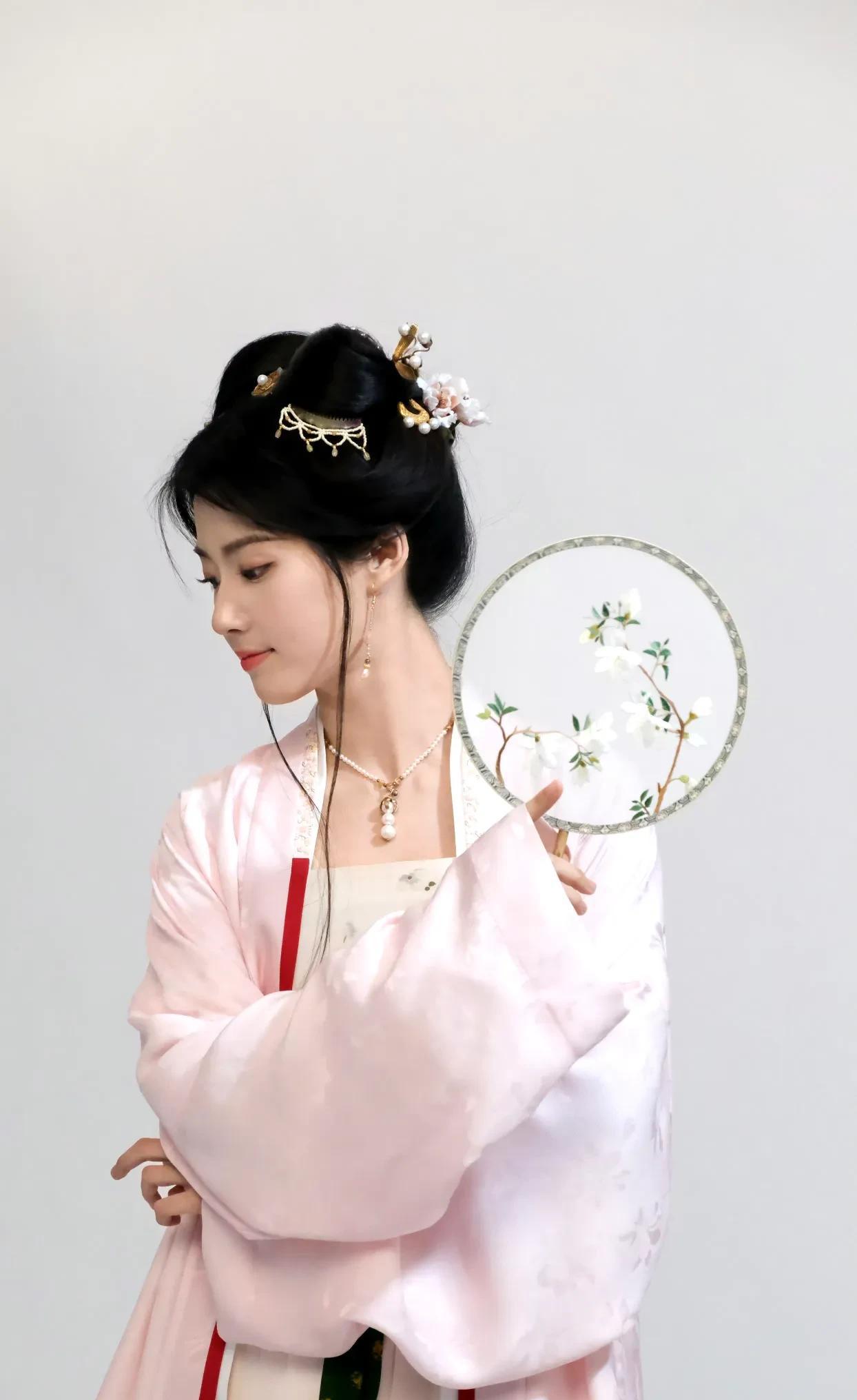 其实一直以来对她颜值争议都挺大的