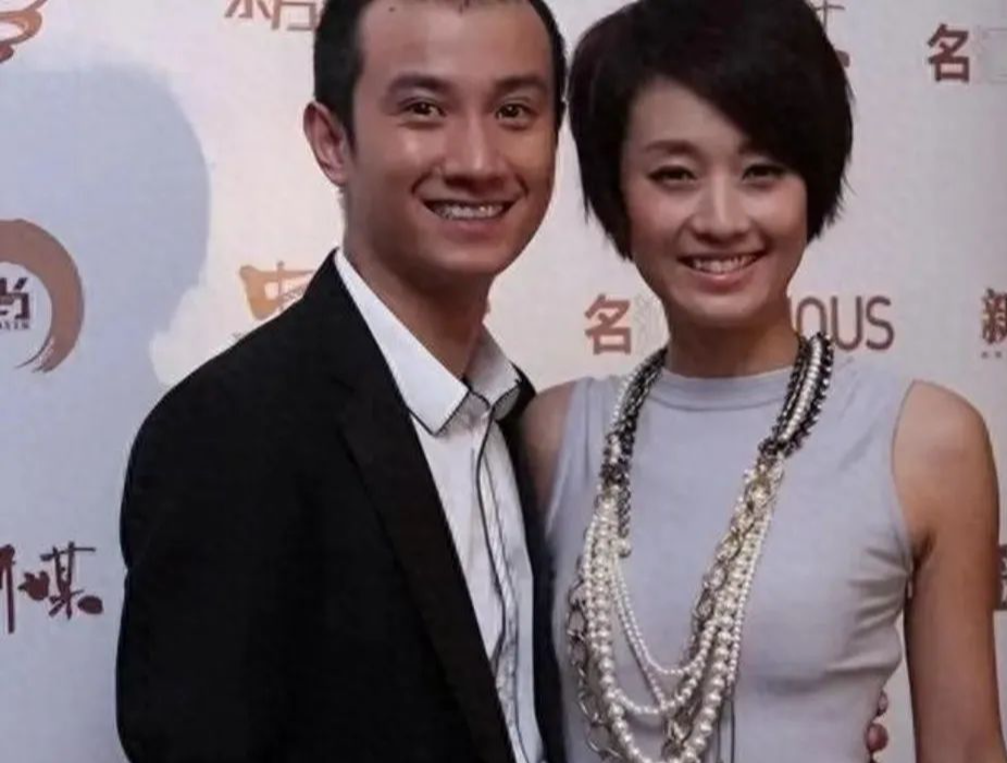 马伊琍官宣喜讯,文章与女儿笑得开心:世间的辉煌与落寞