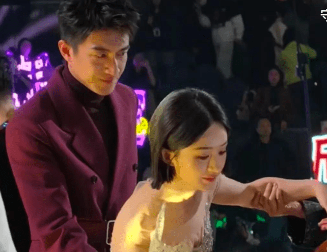 林更新大方牵手赵丽颖，冯绍峰微妙回避，星光大赏上的一幕