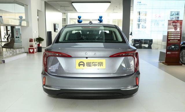 新款红旗E-QM5亮相上海车展，纯电动中型车设计，怀挡布局引领新潮流