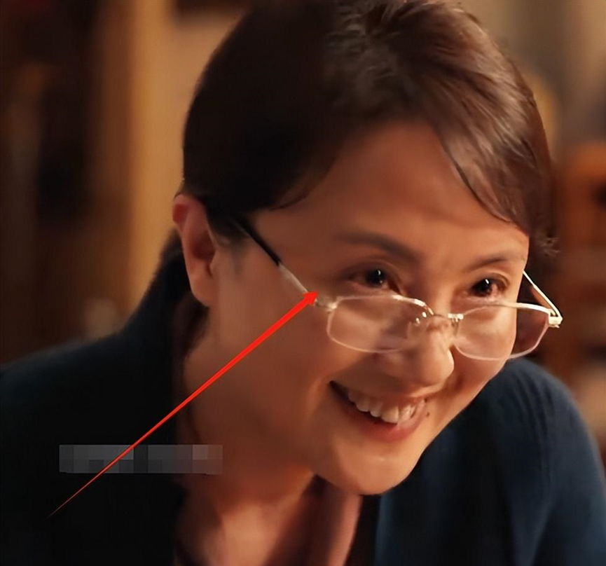 演员朱媛媛离世前假期游玩,眼窝凹陷面容消瘦,手撑椅背有气无力