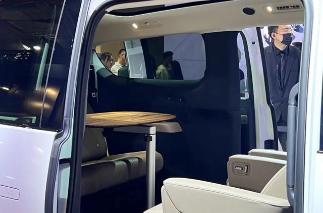 上海车展第一天，我们走了3万步给你挑出了10款必看的车