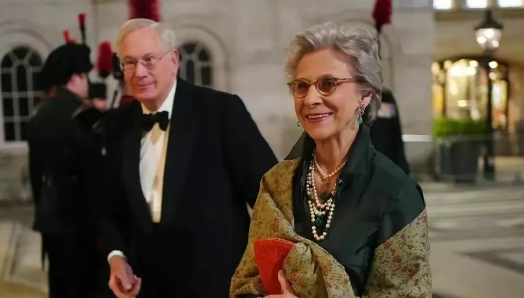 运气不好:卡米拉终于赢了凯特一次,但被伊丽莎白的弟媳抢了风头