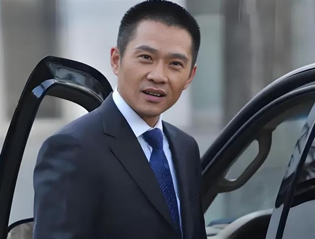 他是著名演员，妻子是真不好看，成名后相守多年，她有什么魅力