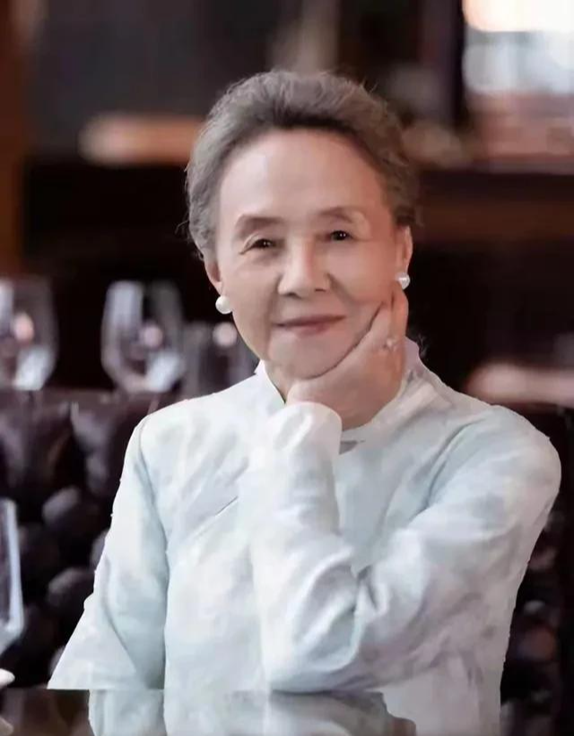 78岁汪明荃演唱会造型一言难尽，网友吐槽：又老又土！