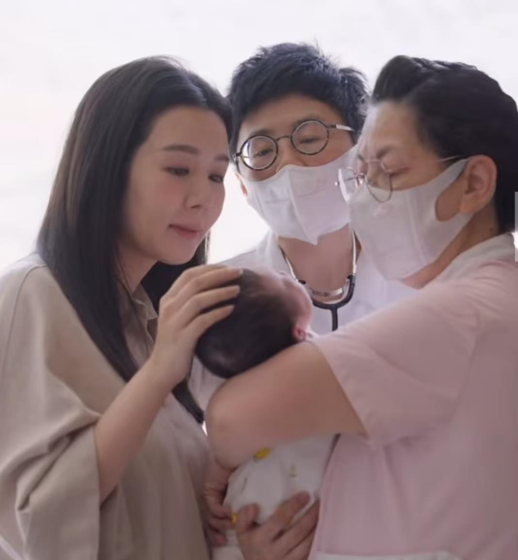 十优港姐麦明诗产后火速搞大事！ 晒双人婴儿车暗示追二胎