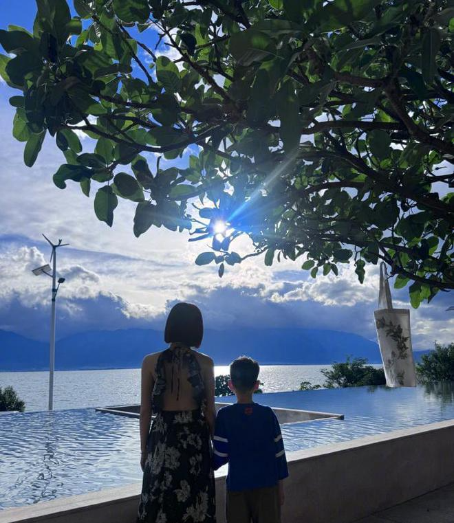 42岁陈妍希晒庆生照，与儿子温馨同框，小星星身高猛蹿超妈妈肩膀