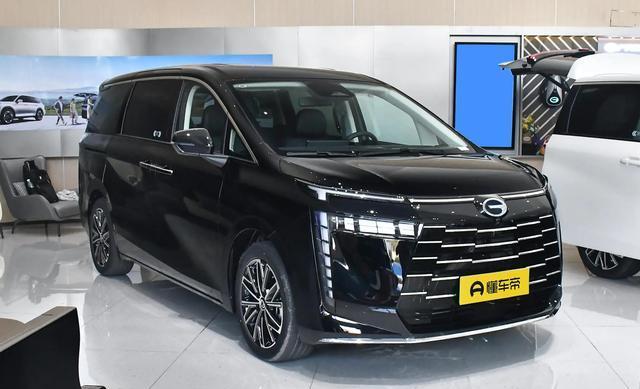 家里人多，建议开MPV，这款车空间大、座椅灵活，油耗558L
