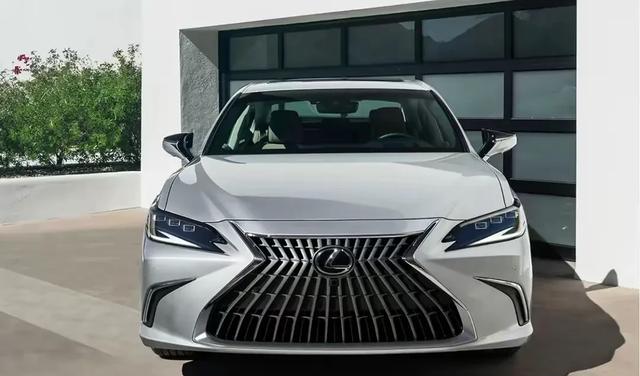 全新2025款雷克萨斯ES 250 AWD版本，搭载2.5L发动机加四驱