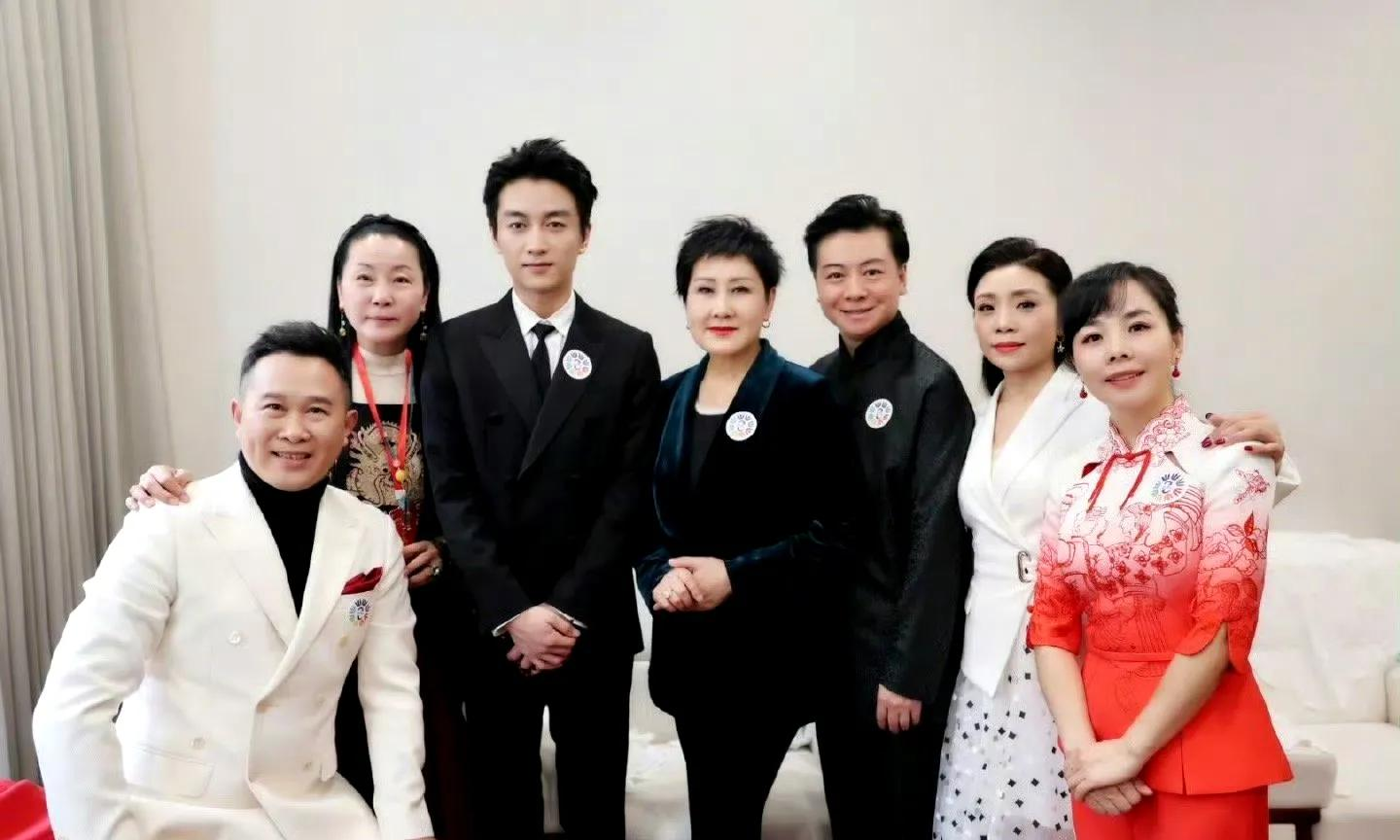 陈晓离婚后首次现身！容光焕发！网友：真成奥特曼了，眼里有光！