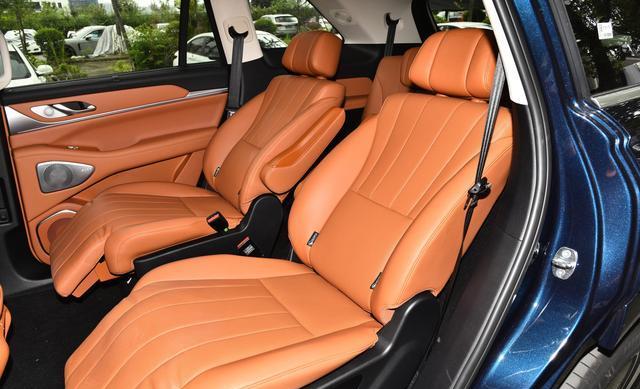 喝92油的中大型SUV，配冰箱+173寸大屏+双电机四驱