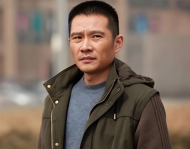 他是著名演员，妻子是真不好看，成名后相守多年，她有什么魅力