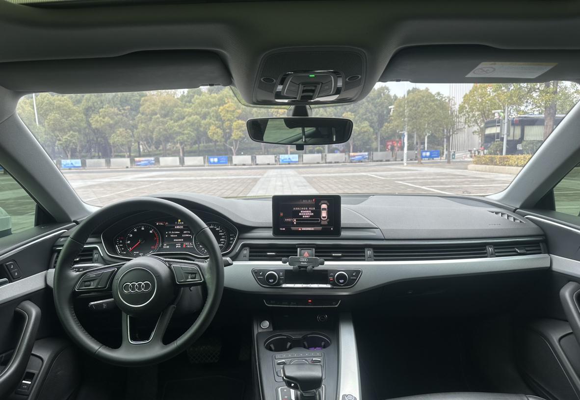白色时尚座驾，2019款奥迪A5Sportback，16.5万圆你奥迪梦