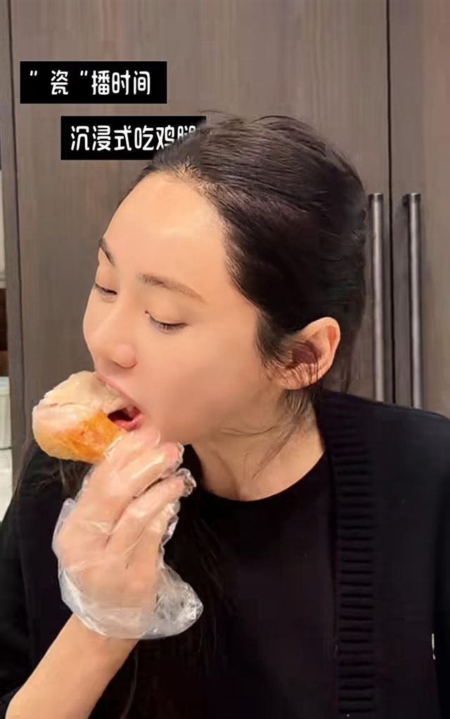 秋瓷炫点5个菜吃夜宵，自曝年纪大没女一号演了，为拍戏曾晕过3次