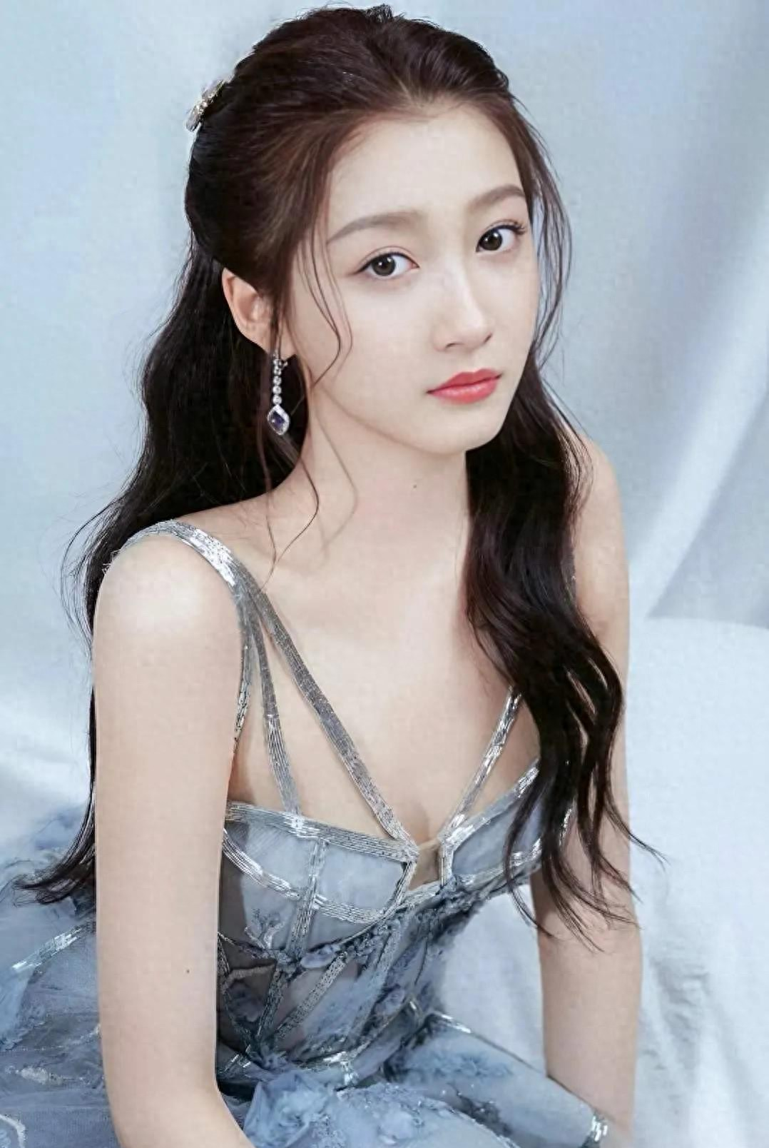 关晓彤深夜发文“感恩有你在身边”是婚讯实锤还是资本迷雾？