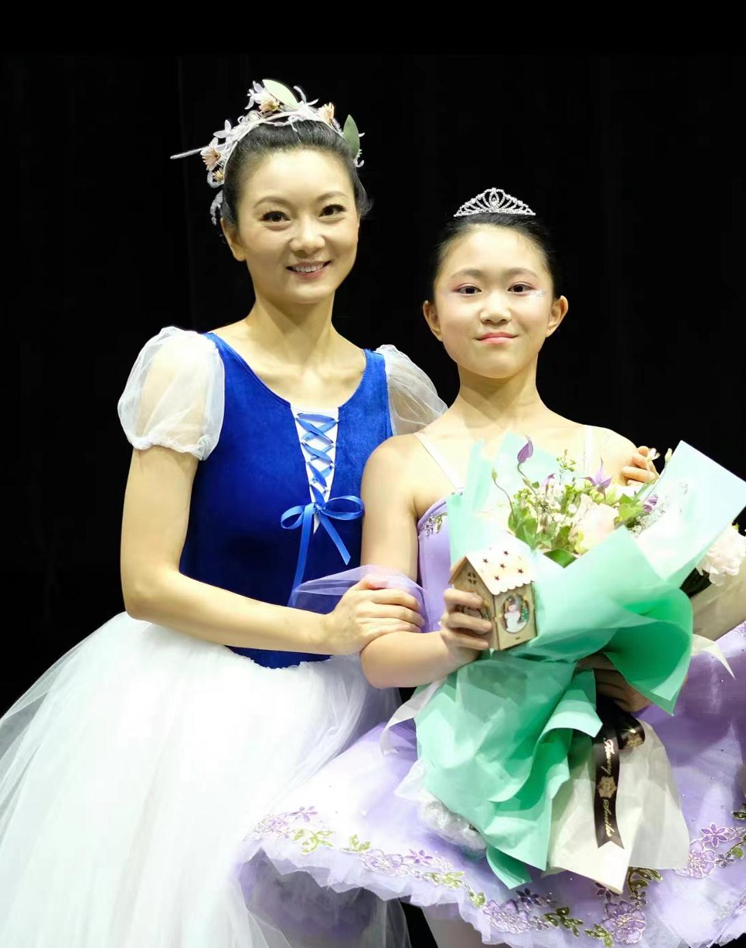 张艺谋携妻出游，合体现身巴黎多场活动，42岁陈婷气质出众变美了