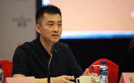 他是央视最帅才子！离职后成百亿总裁，今满头白发“取向成谜”？