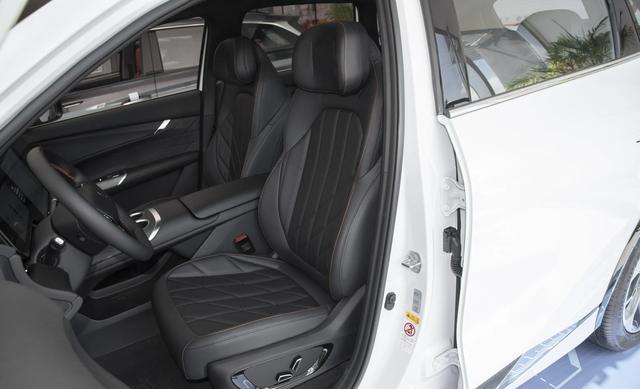 10万级SUV新“卷王”！3块屏+192马力+28米轴距，还敢上爱信8AT