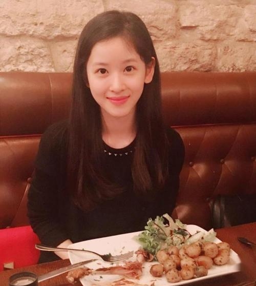 章泽天现实长啥样？看到路人镜头下的她，才终于理解强哥当年的话