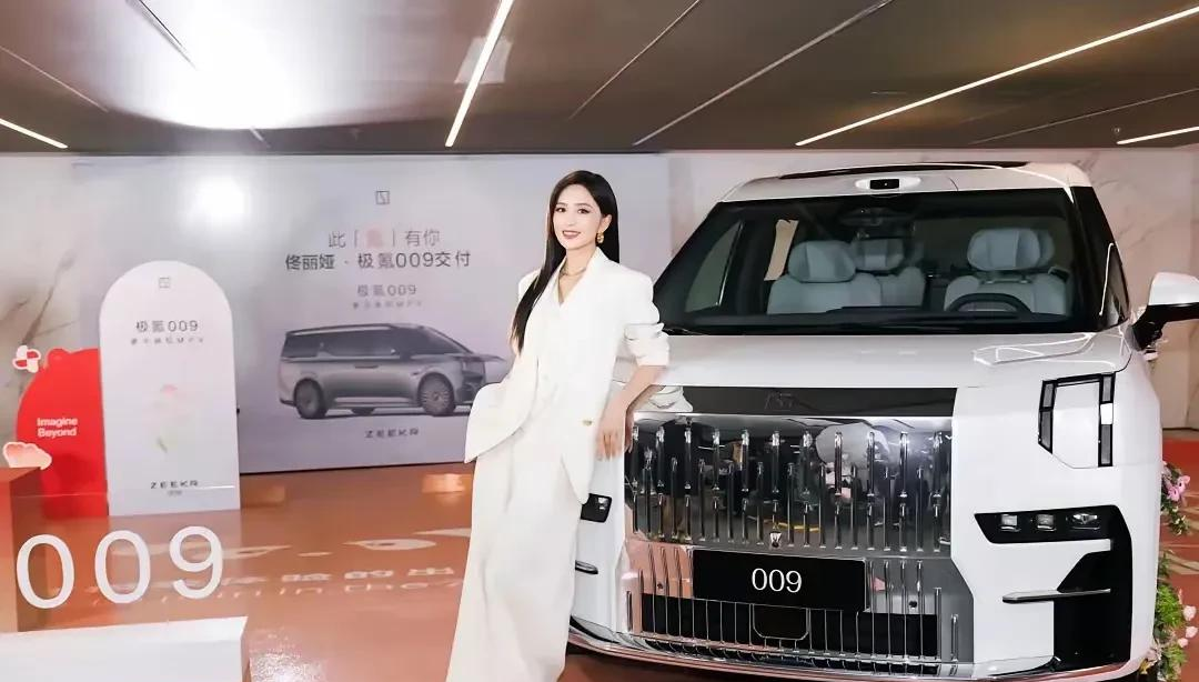 40岁佟丽娅现身车展做车模，穿白色西装秒变女强人，颜值回春太惊艳