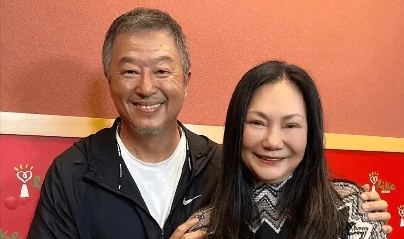 小s与大姐合拍视频，五十岁的大姐被生活摧残 比妈妈黄春梅要显大