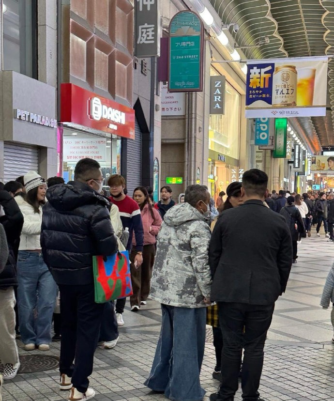 网友日本偶遇曾志伟,穿搭实在让人不敢恭维,比例看起来很奇怪