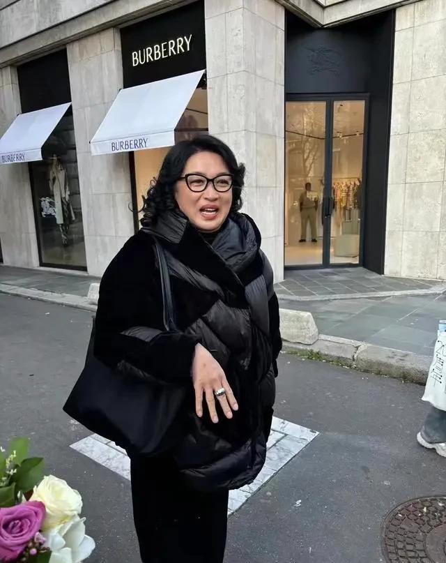 57岁金星五官越来越硬朗，网友辣评：越来越老男人样，变性失败