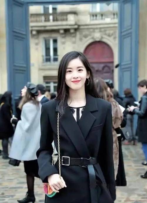 章泽天现实长啥样？看到路人镜头下的她，才终于理解强哥当年的话