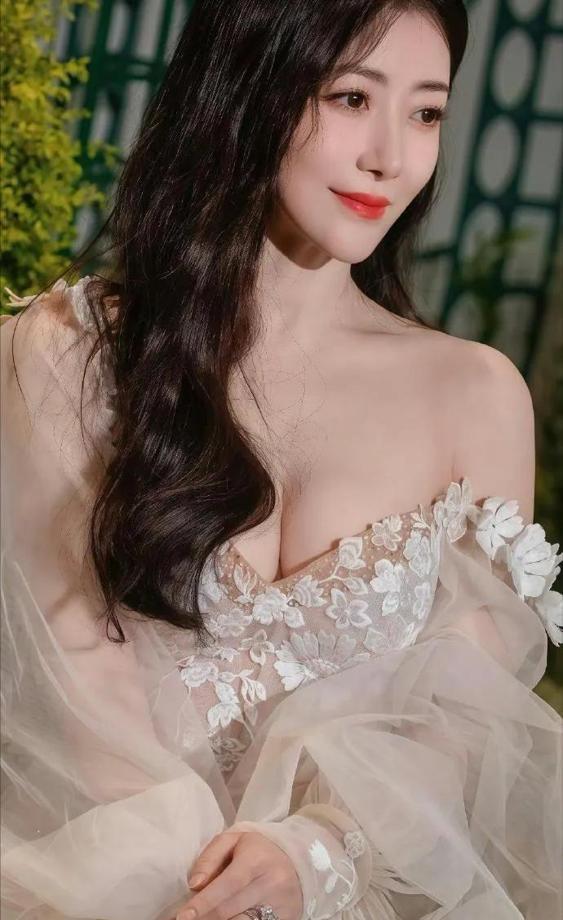 陈紫函戴向宇cos敖闰敖光！姐这身材保持的太好了，敖闰不二之