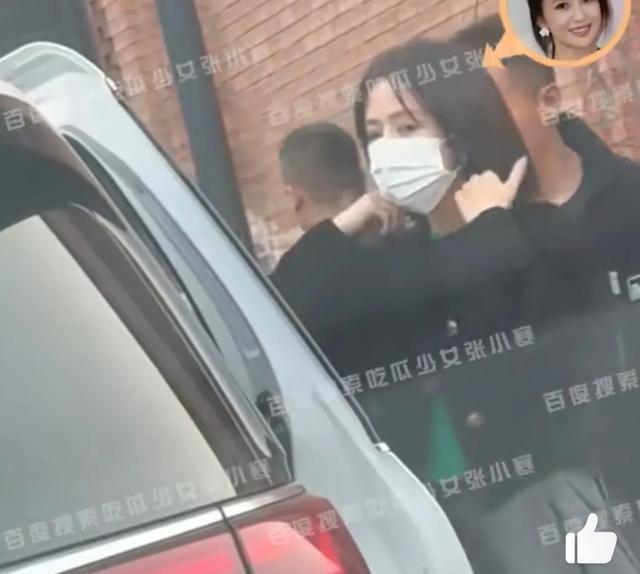 佟丽娅带儿子现身陈思诚工作室，女方穿百褶短裙黑丝袜气质绝佳