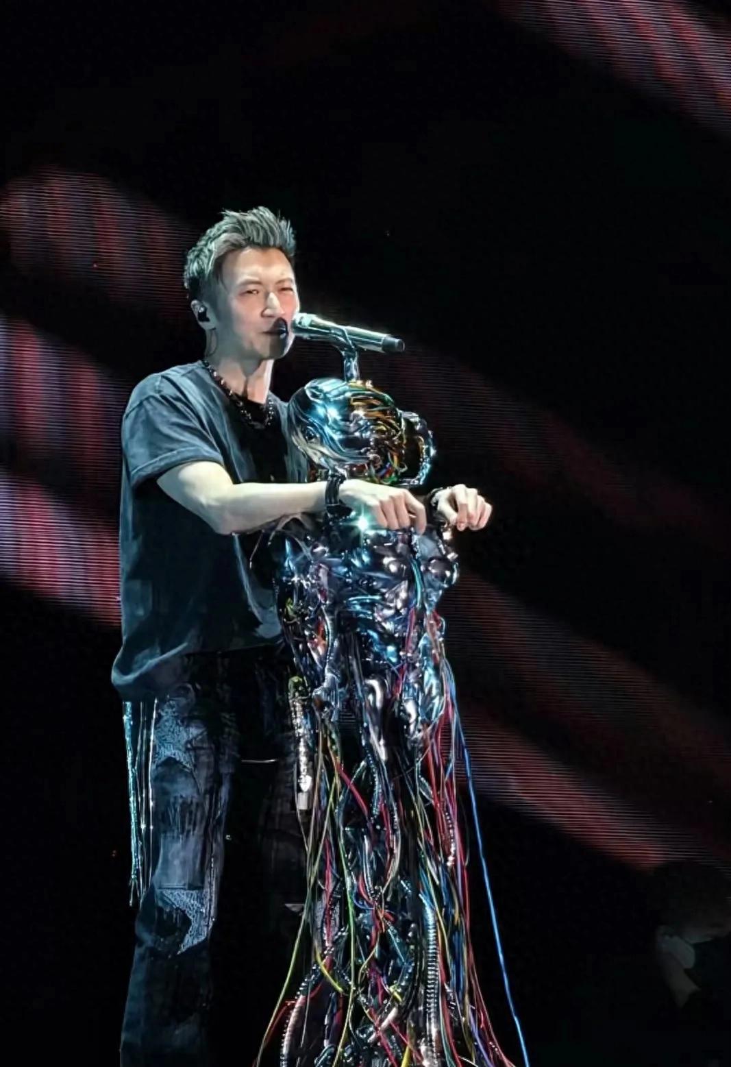 谢霆锋唱《玉蝴蝶》时泪洒舞台!演唱会刚结束,港媒爆料王菲已悄然抵港