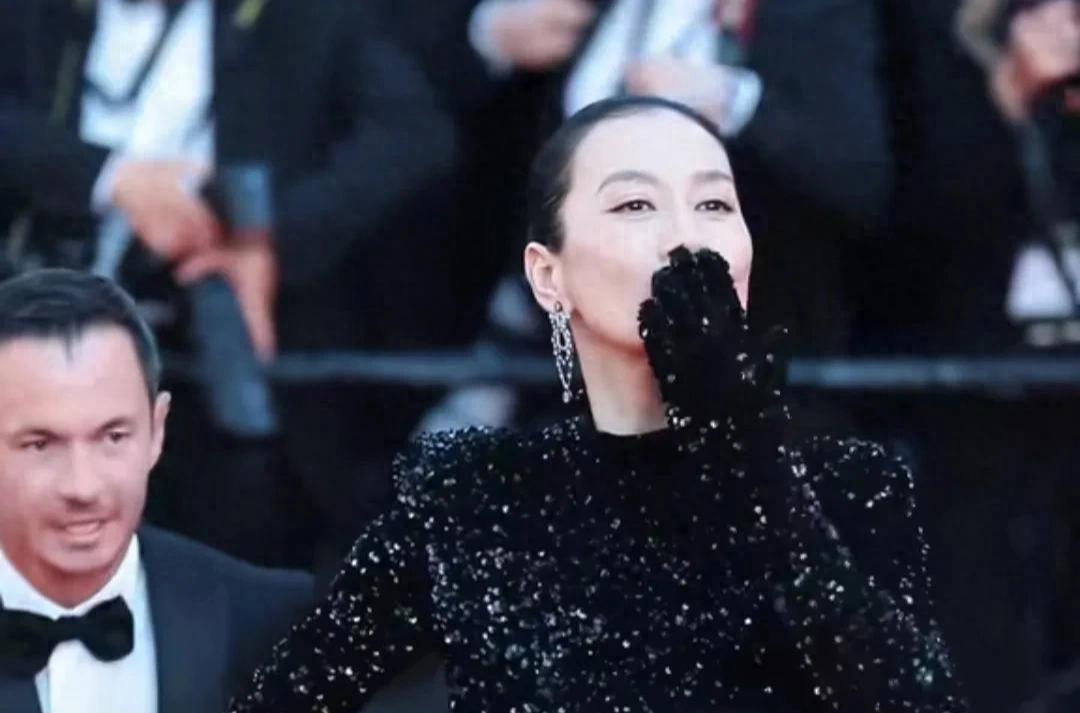 47岁温峥嵘高开叉亮片裙闪耀戛纳！