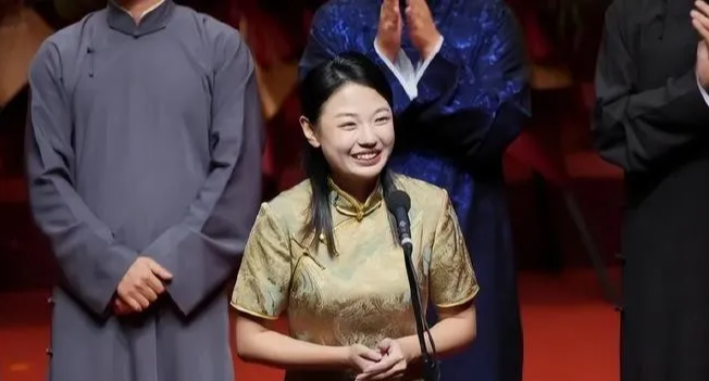 德云社赵芸一北展跨年首演，返场被郭德纲盛赞，晒合影照引热议