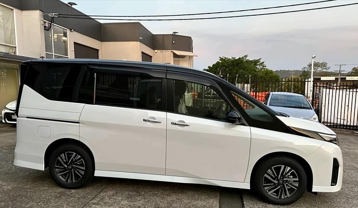 全新日产中型MPV街头现身！豪华外观或不超14万，配1.4T混动+四驱