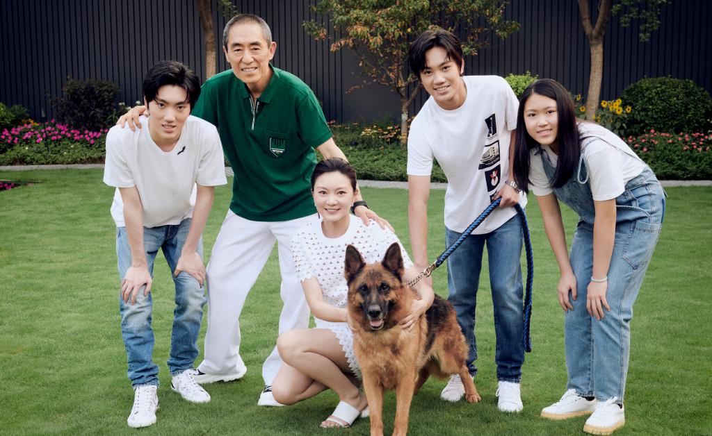 张艺谋携妻出游，合体现身巴黎多场活动，42岁陈婷气质出众变美了