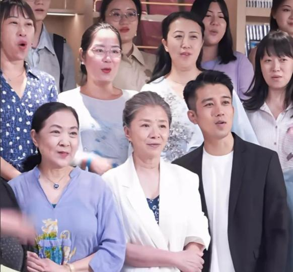 迟蓬:40年配角路,凭“大脚娘”出圈