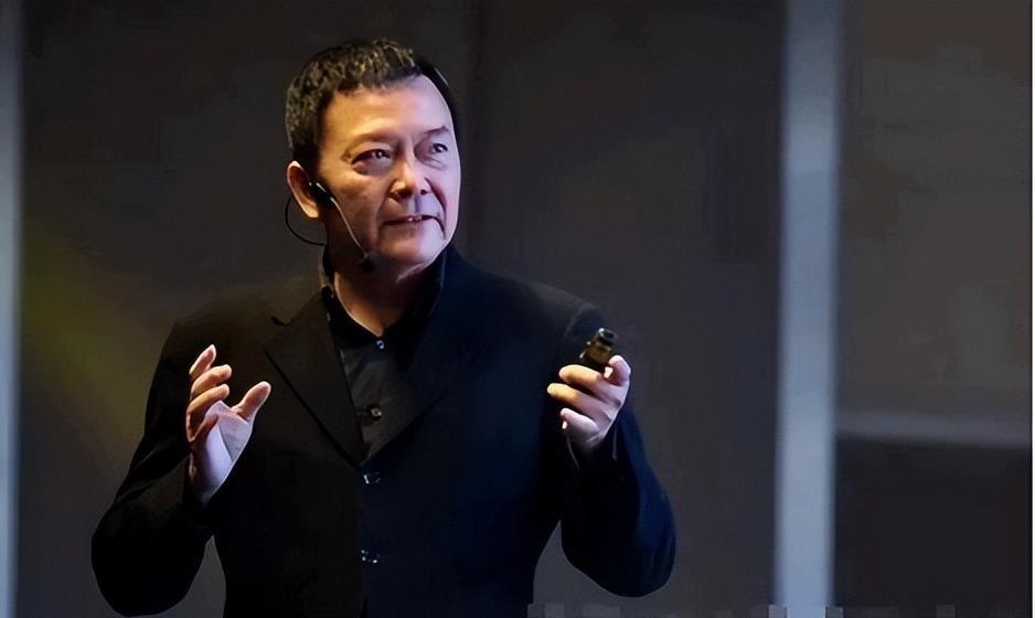 他与刘涛同居四年，如今已六十岁仍未成婚，刘涛表示心中愧疚。