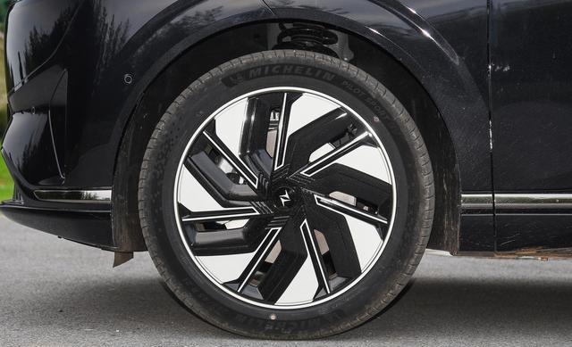 大五座SUV，带车载冰箱，续航1300km，喝92粗粮，适合家用