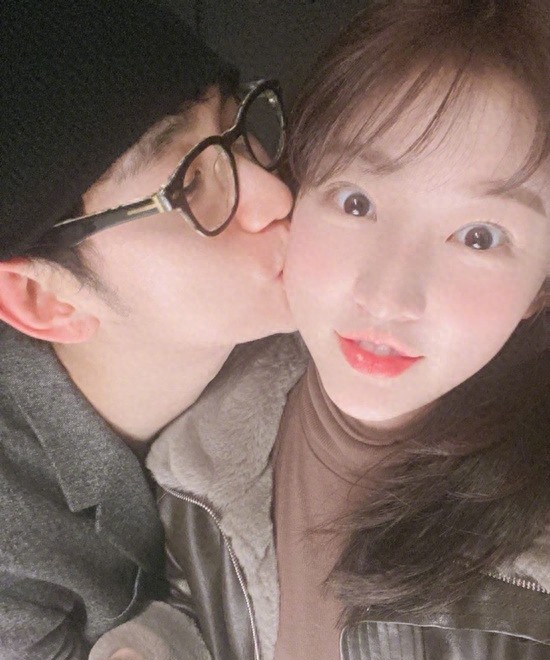 海报被撕、广告被撤、品牌解约,金秀贤在剧组失魂落魄挨个道歉